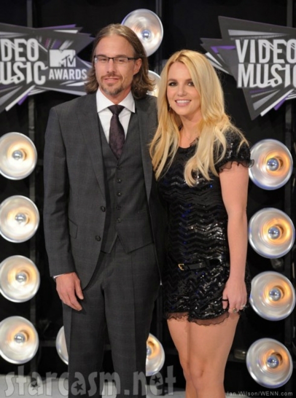 
	
	Từ năm 2009, Jason Trawick - người quản lý đồng thời là bạn trai - luôn bên cạnh "công chúa nhạc Pop" trong những lúc khó khăn nhất. Sự quan tâm của anh không chỉ dành cho Brit mà còn cả với các con riêng của cô. Nhưng vào tháng 1/2013, Britney và Jason Trawick huỷ hôn ước sau 3 năm mặn nồng.